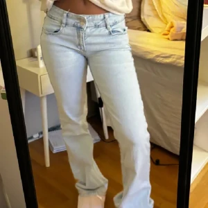 Ljusblå jeans - Säljer ett par ljusblå lågmidjade jeans i st 36 och i mycket bra skick. Bilden är lånad!💕
