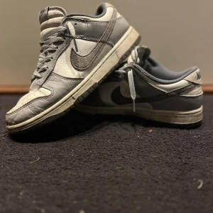 Nike dunks - Säljer dessa snygga Nike dunks i storlek 44. Är i hyfsat gott skick förutom några små creasningar. Pris ej hugget i sten