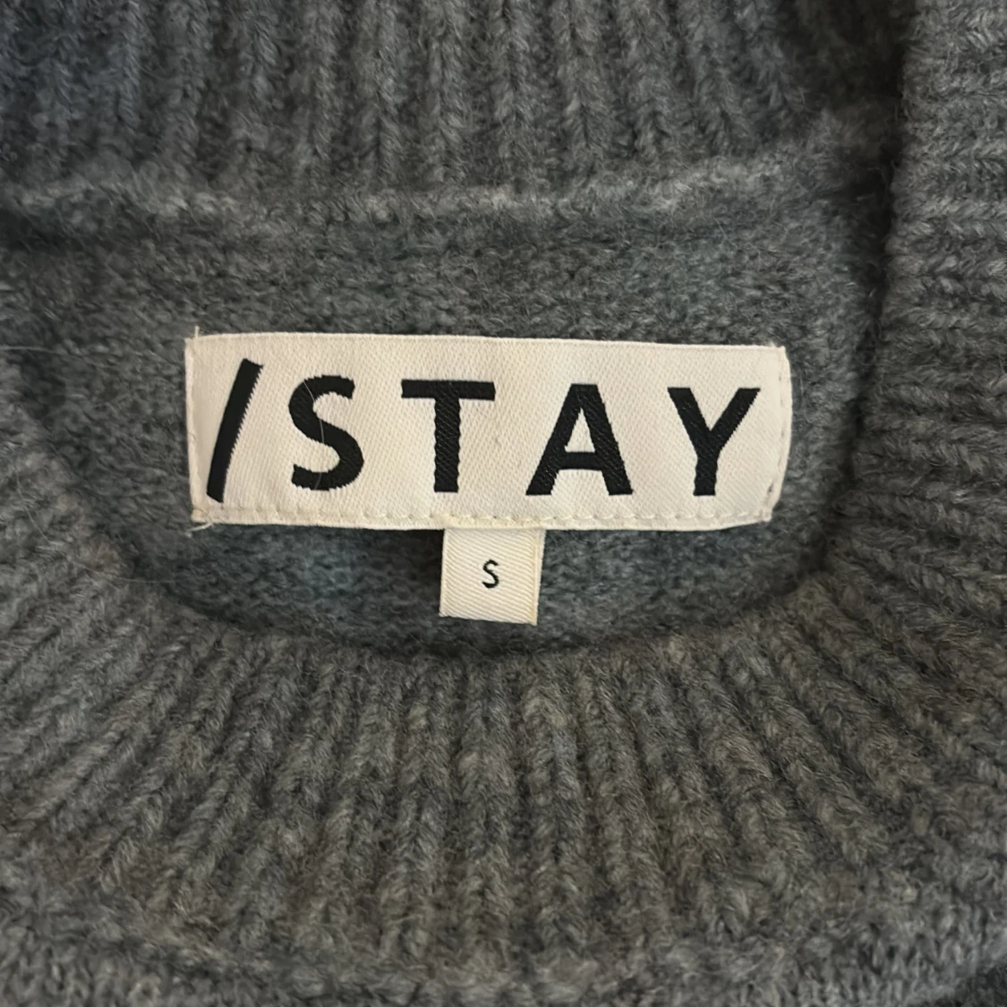 Grå stickad tröja från STAY - 91