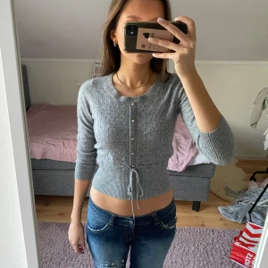 100% tröja - 100% kashmir tröja med trekvartslånga ärmar. Inge defekter. Inte nopprig. Fina silvriga stenar och det går att knyta i midjan. Storlek XS/S👚SÄLJER MASSA 100% Kashmir tröjor, checka profilen och insta wiseuf🌟✨ 