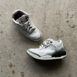 Air Jordan 3 Retro - De är använda men bra skick utan märkbara flaws. Säljer då de är för små. Låda ingår.