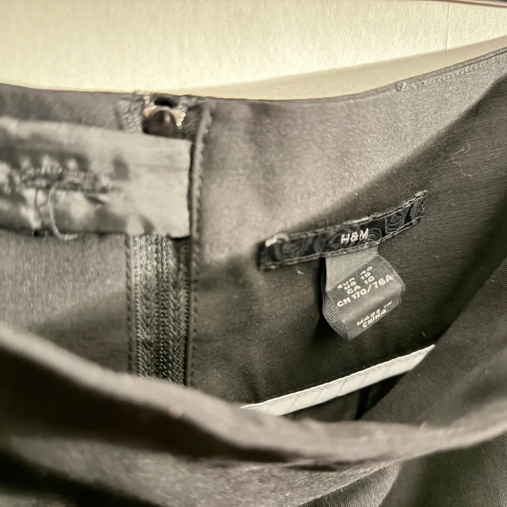 Snygg svart kjol från H&M i klassisk stil. Kjolen har en dragkedja bak och är perfekt för både vardag och fest. Den är i nyskick och passar till många olika outfits. . Hameet.