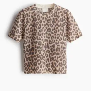 Säljer en jättefin leopard topp den passar till alla tillfällen den kosta 300 kr att köpa. Jag har aldrig använd den. Den har trekvarts ärmar