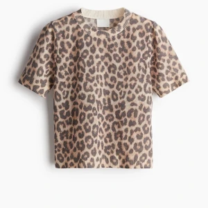 Leopardmönstrad kortärmad tröja - Säljer en jättefin leopard topp den passar till alla tillfällen den kosta 300 kr att köpa. Jag har aldrig använd den. Den har trekvarts ärmar