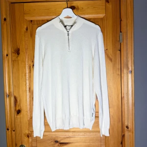Half zip - Half zip från Only&Sons. Skick 10/10, aldrig använd. Passar 175 till 185cm 