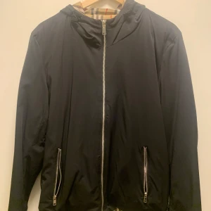 Burberry jacka - Äkta burberry jacka för saldo! Använt 3-4 gånger och man kan vända på sidorna