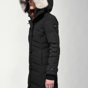 Canada goose black label parka lorette i stlr M , nyskick använd mindre än 7 ggr för bild skriv - har knappt använt jackan mycket bra skick om du är intresserad kan jag skicka bild hur jackan ser ut på