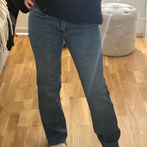 Low bootcut jeabs - Säljer ett par låga bootcut jeans i ny skick . De har en normal passform och är lågmidjade. De är blå/mörkblå i färg och har jättefina fickor! Nästan aldrig använd! 