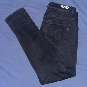 Dondup George Jeans - Ett par riktigt feta Dondup George Jeans i svart | Nästan nyskick, använd ett fåtal gånger | Storlek: 32/32 | Kan gå ner i pris vid snabb affär | 