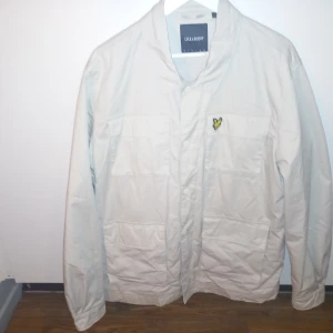 Lyle & Scott Herr XL Vårjacka - XL Beige Herr Vårjacka från Lyle & Scott, aldrig använd, Nyskick.