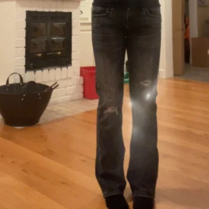 Svarta bootcut jeans från LTB - Säljer ett par svarta lågmidjade bootcut jeans från LTB i storlek 31/32. De är lågmidjade och har en cool slitning på knäna för en avslappnad look. Perfekta för både vardag och fest! 🖤 kommer ej till användning och är lite stora🖤