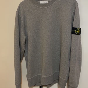 Grå tröja från Stone Island - Skulle skicka tillbaka den men glömde och retur tiden gick ut har bara provat den en gång köpte den för runt 1 månad sen från care och Carl så den är som helt ny digital kvitto finns, nypris 2999 storlek L men passar även M
