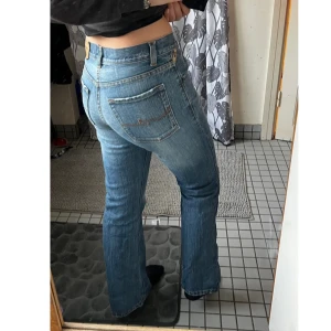 Blå jeans från Jack & Jones - Säljer ett par klassiska blå jeans från Jack & Jones. De är i bra skick med en liten reva på ena benet för en cool look. Perfekta för vardagsbruk och passar till det mesta. De är mid rise och är superbekväma att ha på sig. Jag är 169 cm lång. Köparen står för frakt, skickar spårtbart PostNord paket.