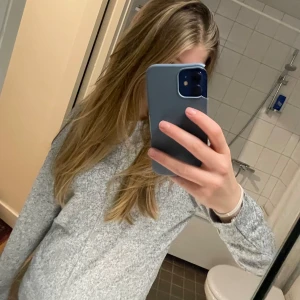 Grå stickad tröja från Zara - Supermysig grå tröja säljs💞 jätteskön mys tröja och perfekt till vintern!