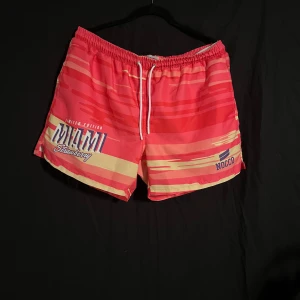 Nocco Badbyxor  - Limited edition nocco badbyxor i oanvänt skick. Storlek XL men passar L. Frågor välkomnas! Priset är dock fast.