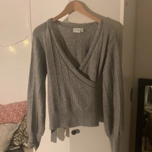 Omlottkofta💓 - Jätte gosig omlottkofta ifrån vila. Jätte skön att ha nu på vintern. Man kan knyta den på flera sätt en så jag gjorde på bilden💞 (pris går att diskuteras)