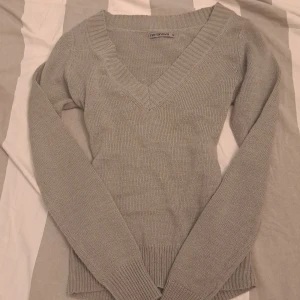 Grå stickad tröja🍁 - En mysig grå stickad tröja köpt på Stockholms stadsmissiom med v-ringning. Passar perfekt till hösten/vintern! Kontakta mig för frågor! 💞
