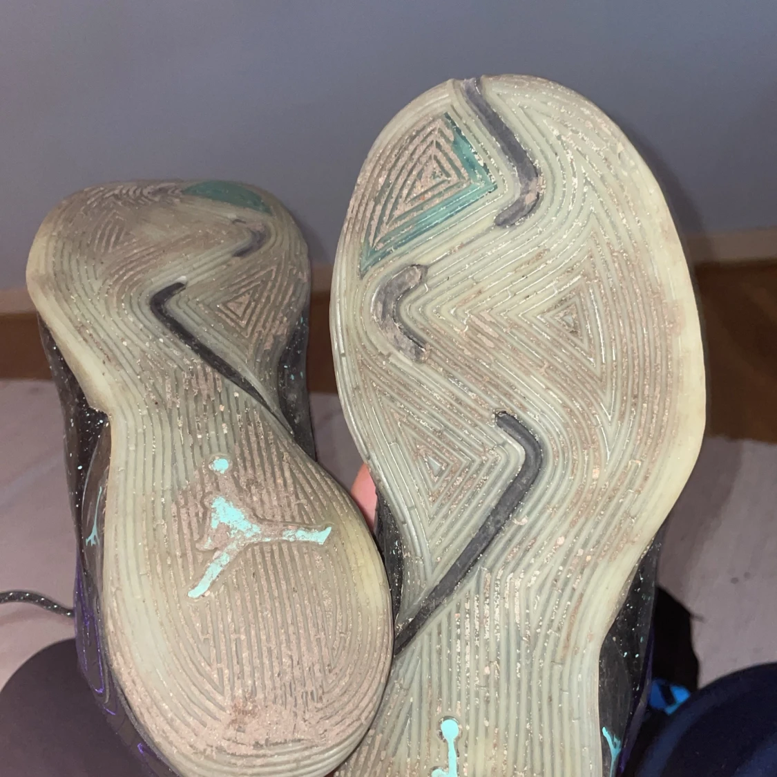 Svarta och lila sneakers - 92