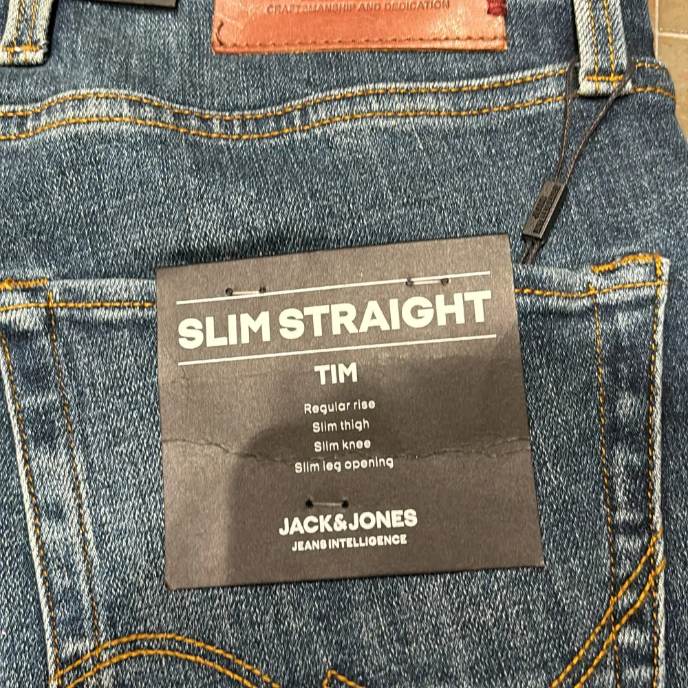 Säljer ett par snygga blå jeans från Jack & Jones i modellen Slim Straight Tim. De har en regular rise och slim fit vid lår och knä.🤩. Jeans & Byxor.