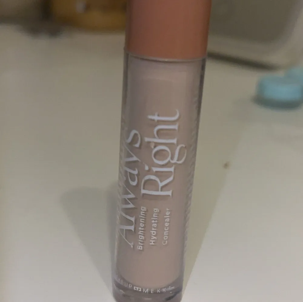 Säljer tre concealers: L'Oréal Paris Infallible More Than Concealer, CAIA Cosmetics It's Iconic Concealer i nyans 3N, och makeup meka Brightening Hydrating Concealer. Alla är nya och testad en gång då färgen inte passade mig. Säljer alla för 200💕 priset kan diskuteras . Skönhet.