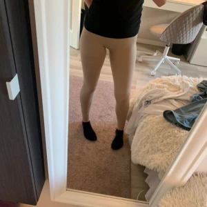 Beige tights från Stronger - Jättefina tränings tights ifrån Stronger. Ny pris 699 och aldrig andvända är i ett jättebra och fint skick ❤️Med prislapp kvar❤️
