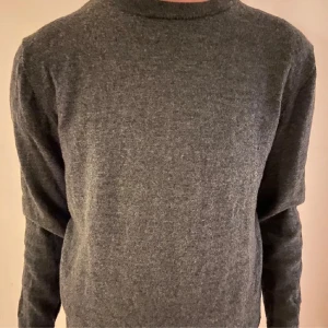 John Henric grå - Säljer en grå 100%merinoull tröja från John Henric i storlek XS. 9/10 skick ,använd fåtal gånger. 164-172 passar den.