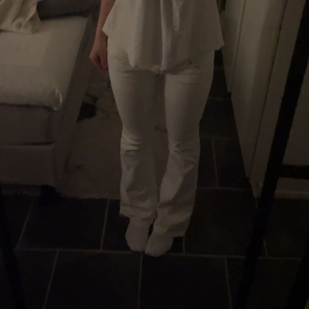 Säljer ett par snygga vita bootcut jeans i mycket bra skick. De är lågmidjade och har en klassisk femficksdesign. Perfekta för både vardag och fest! Passar till alla säsonger och kan stylas med olika toppar för en chic look. Jag är ca 163 cm och på mig sitter de bra i längden💕. Jeans & Byxor.