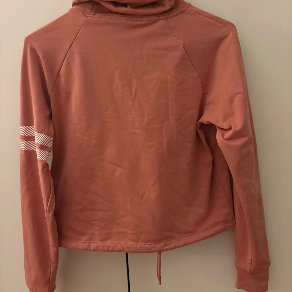 Rostfärgad hoodie från Stronger - 90