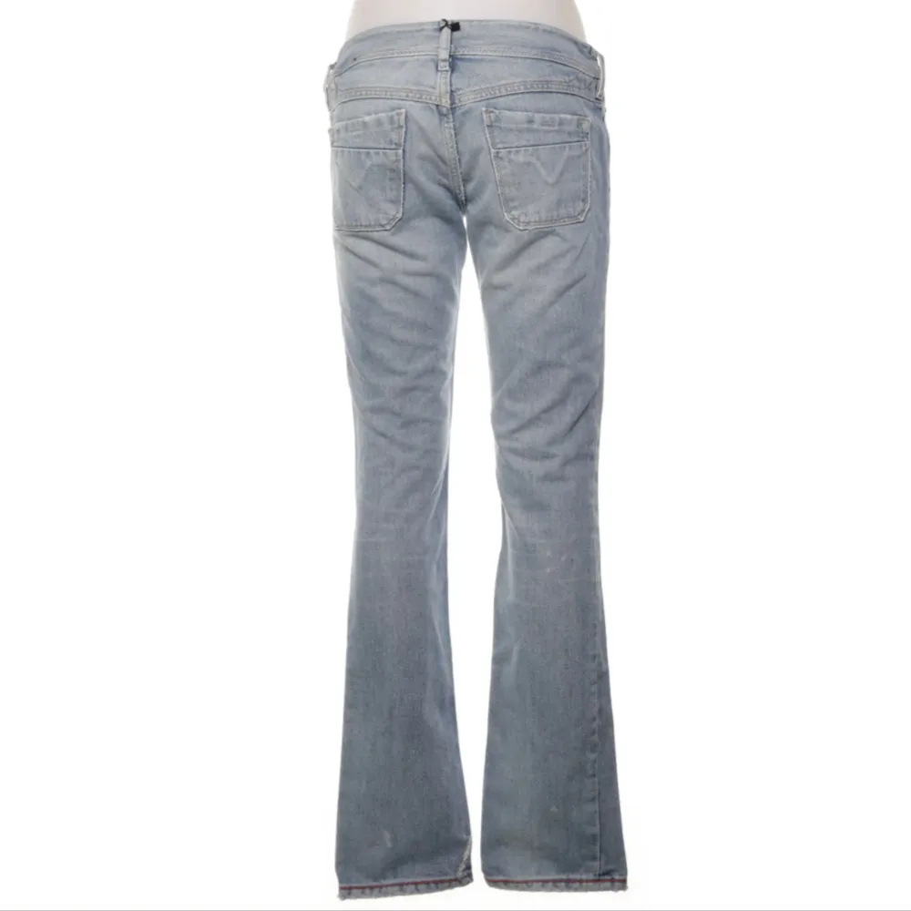 Säljer ett par Low Waits ljusblå bootcut jeans i snygg tvätt från diesel💕köpte för 980 på sellpy och bara använt fåtal gånger innerbenslängd 82                                              Midjemåtte 80 . Jeans & Byxor.