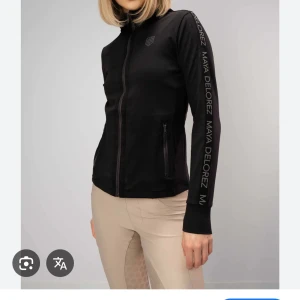 Svart jacka från Maya Delorez - Snygg svart jacka från Maya Delorez med dragkedja framtill och text längs ärmarna. Använd fåtal gånger! storlek xs/s! 