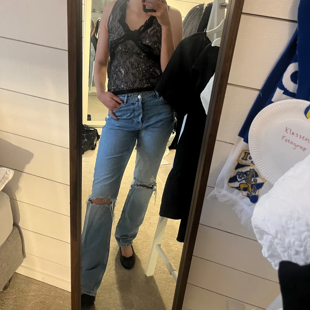 Säljer ett par snygga blå zara jeans med slitningar på knäna. De har en straight passform och är i bra skick. Perfekta för en avslappnad stil och kan matchas med nästan vad som helst. Passar både till vardags och fest! Använda Max 5 gånger så i bra skick. Jag är 176☺️💕. Jeans & Byxor.