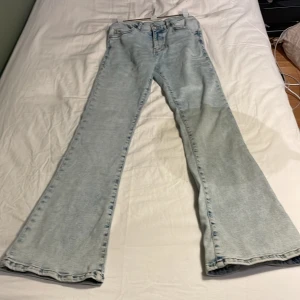 Ljusblå flare jeans - Säljer ett par super sköna ljusblå flare jeans i storlek S/31. De har en låg midja och tyget är mjuk på kroppen därmed är den väldigt formbar. Byxorna är i fint skick då jag har bara använt dem en gång då dem passade inte mig i längden.
