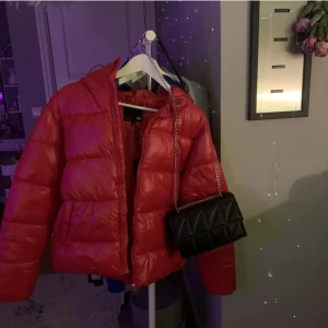 Vinterjacka  - Jacka från lager 157, helt oanvänd. Säljer pga att jag redan har en vinterjacka så denna kommer inte till användning. Nypris 500kr🤍