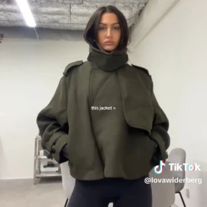 Olivgrön kappa med knappar - Säljer en snygg olivgrön kappa i mycket bra skick, använd väldigt fåtal gånger 💕 Den har en oversized passform med stora knappar och långa ärmar. Perfekt för kallare väder 😍😍