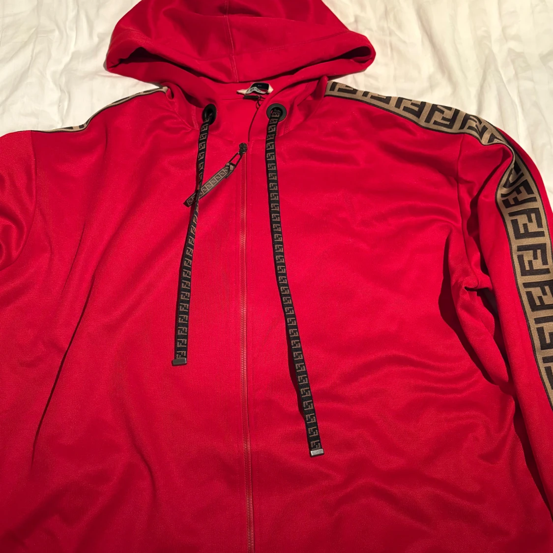 Röd hoodie från Fendi