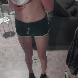 Marinblåa shorts med vita detaljer - Säljer ett par marinblåa shorts med vita detaljer. De är korta och har en sportig stil, perfekt för sommarens varma dagar. Passar bra för både träning och avslappnade tillfällen. De är i bra skick och redo för nya äventyr!