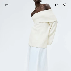 Offshoulder tröja i grått - Säljer en superfin offshoulder tröja i grått. Den är perfekt för både höst och vinter med sin mysiga och varma känsla. Den är ganska lång drf har den inte kommit till så mycket användning.