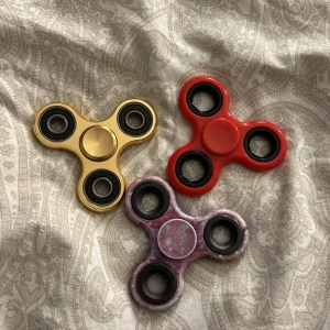 Fidget spinner  - Jag säljer nu mina 3 fidget spinners då dom inte används. Inga problem med dessa.