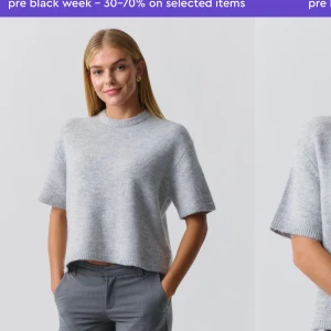 Grå stickad tröja - Säljer en supermjuk och mysig grå stickad tröja med korta ärmar. Perfekt för lager-på-lager under hösten eller våren. Den har en avslappnad passform och är lite croppad, vilket gör den både trendig och bekväm. Passar perfekt till både jeans och kjol!