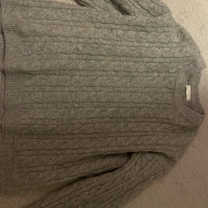 Stickad tröja från HM - Säljer min gråa stickade tjocktröja eftersom den aldrig kommit till användning. Den är knappt använd och har inga deffekter. Kom privat för mer info❤️
