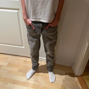 Grå jeans från Mango - Säljer ett par grå jeansbyxor i bra skick. De har en normal passform och är perfekta för vardagsbruk. Byxorna har en klassisk design med fem fickor och knappgylf. Perfekta för både höst och vinter! Knappt använda 