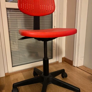 Röd kontorsstol med hjul - Säljer en snygg och modern röd kontorsstol med hjul. Den är justerbar i höjd och har fem hjul för enkel rörlighet. Perfekt för hemmakontoret eller studierummet! Skriv om du/ni vill ha mer bilder🤗