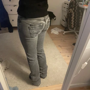 Bootcut Pepe jeans - Bootcut jeans från pepejeans. Midjemåttet är 34cm (stretchiga) och innerbenslängden är 75cm💕 Säljer då de inte passar mig (170cm) så det är min kompis (155cm) på bilden, skriv gärna vid frågor💕