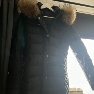 Rock and blue - Säljer en svart rock and blue. Äkta päls. Storlek S. Små defekter finns.