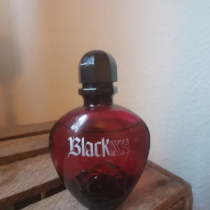 Paco rabanne Black XS Edt - Säljer en elegant och mystisk Black XS parfym från Paco Rabanne. Ca 73 ml kvar. Se bild. Detta är eau de toilette. Perfekt för kvällar när du vill känna dig extra speciell. 