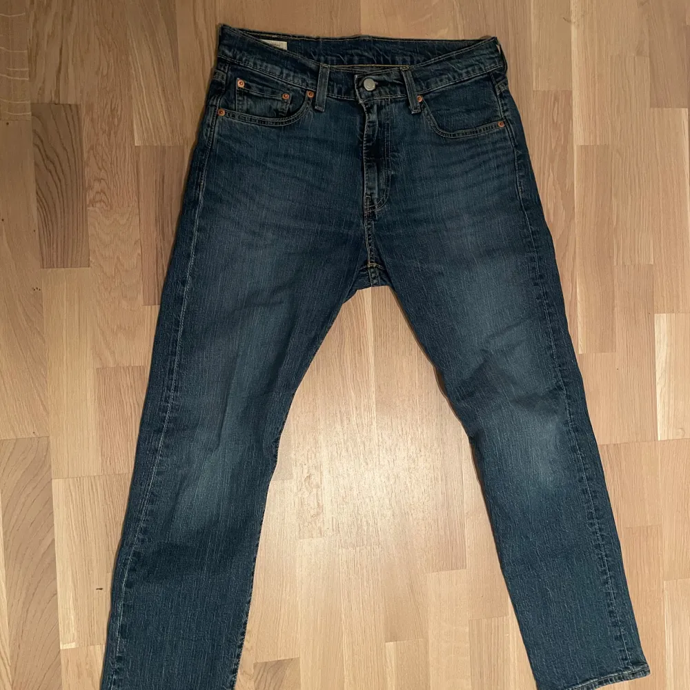 Sköna Levis 502: rak passform, skicket är bra - bara tvättade 1 gång och använda 2-3 gånger, storlek 30/30. Jeans & Byxor.