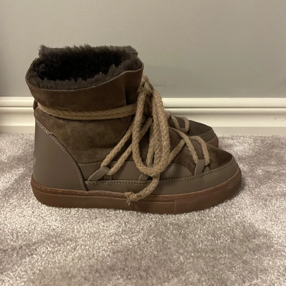 SÀljer ett par snygga bruna inuikii i mocka med mysigt foder. De har en cool snörning som ger en unik look och Àr perfekta för kalla dagar. Bootsens höga skaft hÄller vÀrmen och de Àr i bra skick. Perfekta för vinterns Àventyr!. KengÀt.