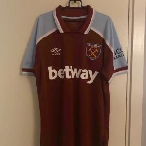Fotbollströja - Säljer en snygg West Ham United tröja i storlek S. Skick 10/10