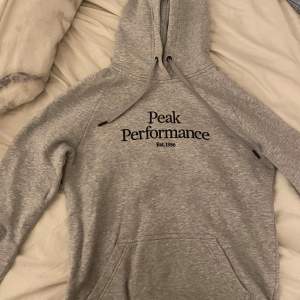 Säljer en supermjuk och bekväm grå hoodie från Peak Performance i storlek S. Använd ett få tal gånger säljer för 650kr hör gärna av dig vid frågor eller prisförslag  