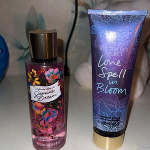 Säljer två härliga dofter från Victoria's Secret. Jasmine Dream är en Fragrance Mist på 250 ml med blommigt mönster och gyllene lock. Love Spell in Bloom är en Body Lotion på 236 ml i en lila tub med blommigt mönster. Perfekt för att känna sig fräsch och dofta underbart! 🌸har använt dessa några gånger så dom är inte helt fulla men extremt mycket kvar🫶🏻